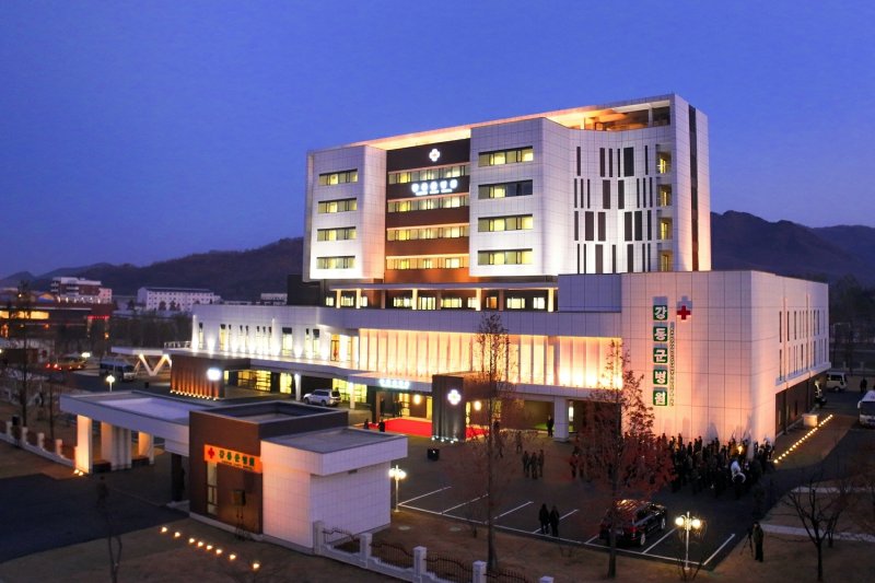 지난 19일 준공한 북한 강동군병원. 노동신문/뉴스1