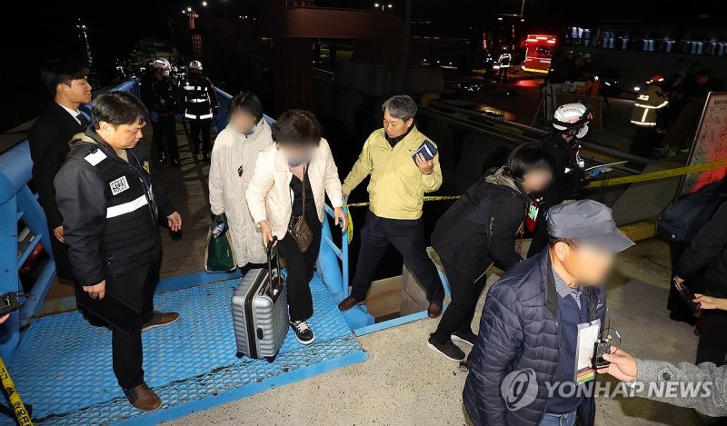 무사히 구조되는 퀸제누비아2호 탑승객들 (출처=연합뉴스)