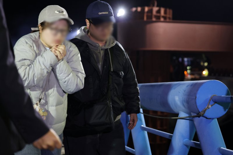 19일 오후 8시 16분쯤 전남 신안군 장산면 족도에 260여명이 탑승한 여객선이 좌초된 후 구조된 탑승객들이 육지로 이동하고 있다. ⓒ News1 박지현 기자