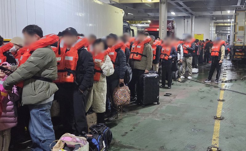 19일 오후 8시 17분쯤 전남 신안군 장산면 족도에서 좌초한 여객선 퀸제누비아2호에서 승객들이 구명조끼를 입고 하선 준비를 하고 있다. (독자 제공. 재배포 및 DB 금지) 2025.11.19/뉴스1