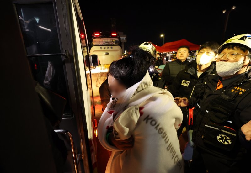 전남 신안 해상에서 좌초된 여객선 퀸제누비아2호 탑승객들 19일 밤 전남 목포해양경찰서 전용 부두로 도착해 구급차에 타고 있다. 전날 오후 8시 16분쯤 전남 신안군 장산면 족도에 267명(승객 246명, 승무원 21명)이 탑승한 여객선이 좌초돼 해경이 전원 구조했다. 2025.11.20/뉴스1 ⓒ News1 박지현 기자