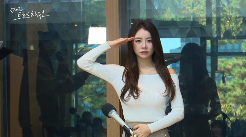 설하윤, '트로트 라디오' 해뜰날 3기 졸업…에너지로 현장 압도