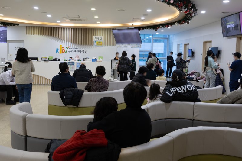 올해 인플루엔자(독감) 환자가 증가하고 있는 19일 서울의 한 어린이 전문병원에 환자들로 붐비고 있다. 보건당국은 독감 유행이 최근 10년 중 가장 빠르게 시작되고, 환자 수 역시 같은 기간 동안 최대라며 65세 이상 어르신과 임신부 등의 예방접종을 당부했다. 2025.11.19/뉴스1 ⓒ News1 이재명 기자