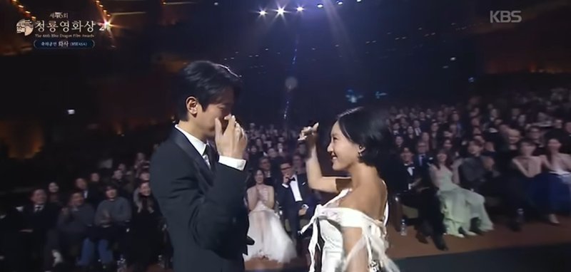 화사, 청룡서 보여준 파격과 서사…MV 주인공 박정민과 시너지 [N이슈]