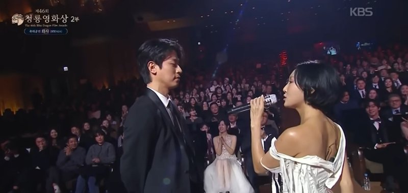 화사, 청룡서 보여준 파격과 서사…MV 주인공 박정민과 시너지 [N이슈]