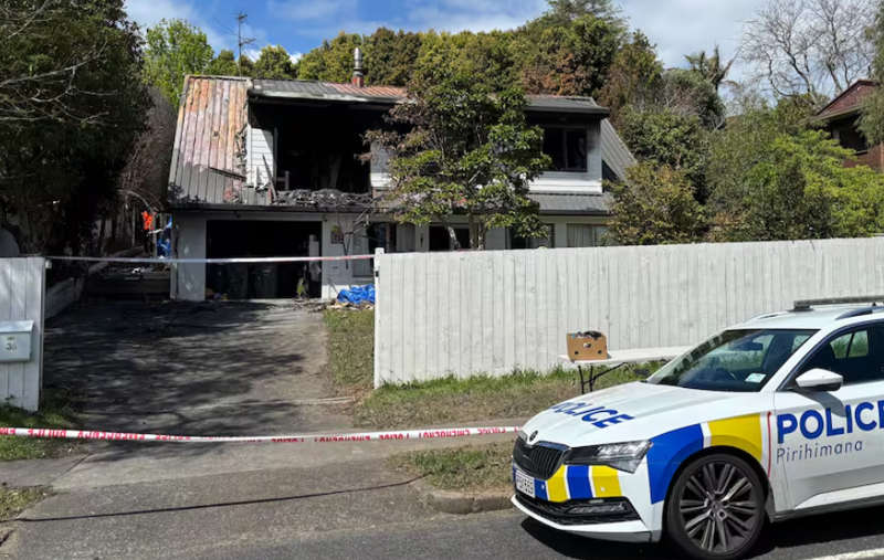 뉴질랜드 오클랜드 벅클랜즈비치에서 10월 2일 발생한 방화로 2명이 숨진 뒤 경찰이 심하게 훼손된 주택 주변에 통제선을 설치하고 수사를 진행하고 있다. X 캡처