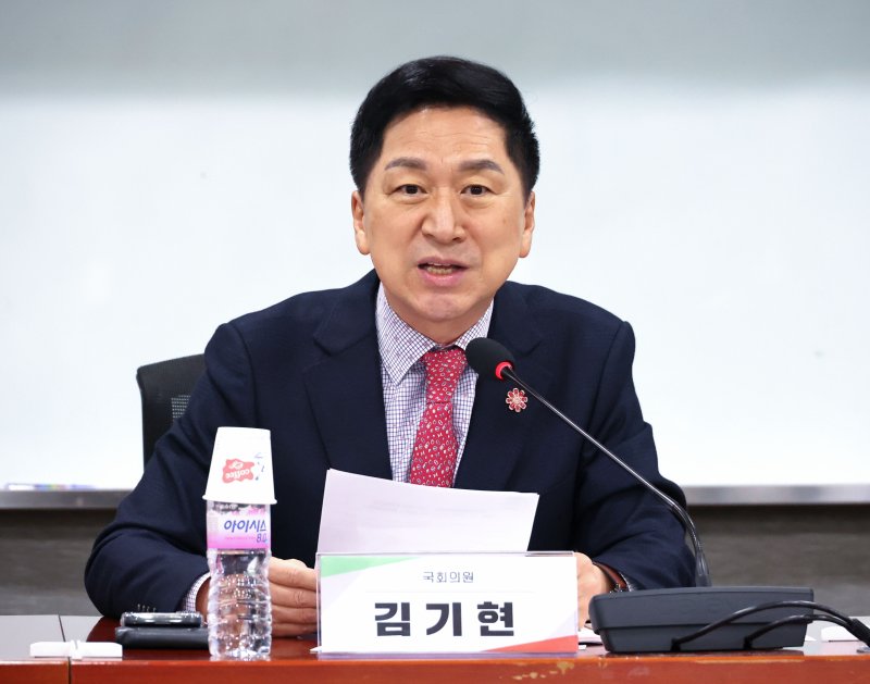 국민의힘 김기현 의원이 20일 서울 여의도 국회 의원회관에서 열린 울산국제정원박람회법안 입법 공청회에 참석해 인사말을 하고 있다. 연합뉴스