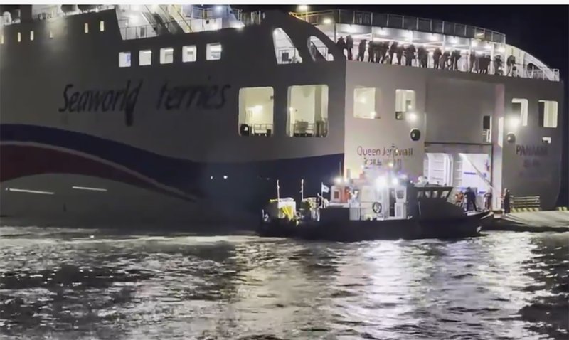 [신안=뉴시스] 19일 오후 전남 신안군 장산면 족도에서 승객 260여명을 태운 여객선이 좌초했다. (사진=목포해양경찰서 제공). photo@newsis.com *재판매 및 DB 금지