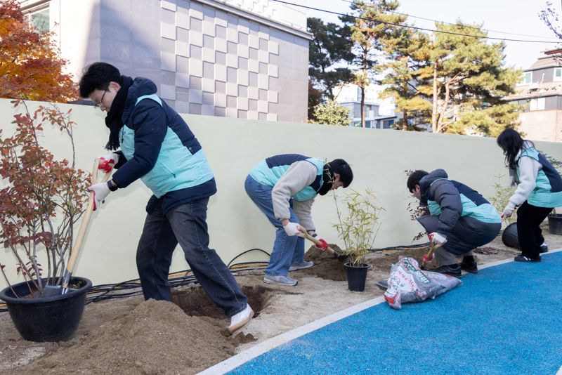 지난 19일 서울 은평구 아동양육시설 꿈나무마을 파란꿈터에서 열린 사회공헌사업 '무브 & 커넥트'에서 기아 임직원들이 봉사활동을 하고 있다. 기아 제공.
