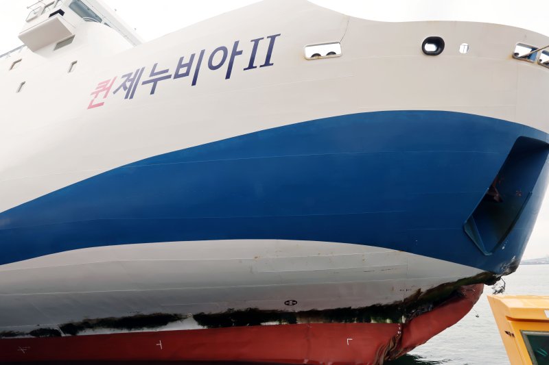 지난 19일 오후 8시 17분께 전남 신안군 장산면 장산도 남방의 무인도인 족도에 좌초됐던 대형 여객선 퀸제누비아2호가 해경의 도움으로 좌초 상태에서 벗어나 자력으로 20일 오전 5시 44분께 목포시 산정동 삼학부두에 입항해 정박해 있다.사진은 사고가 난 배 선두의 모습. 뉴스1 제공