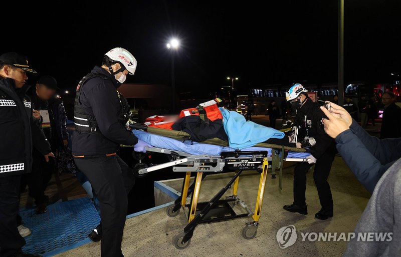 구조되는 퀸제누비아2호 탑승객들 (출처=연합뉴스)