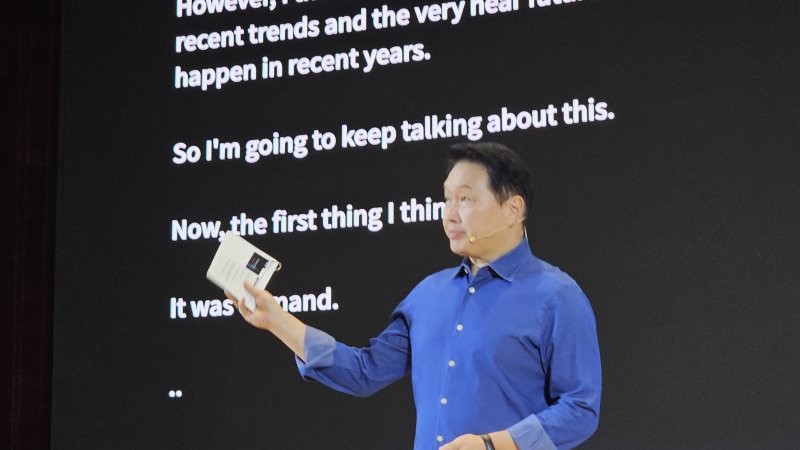 [서울=뉴시스]최태원 SK그룹 회장은 3일 서울 강남구 코엑스에서 열린 'SK AI 서밋 2025'에서 기조연설을 맡았다. 그는 '오늘의 혁신 실행(AI Now)'과 '내일의 도약 준비(AI Next)'를 주제로 발표했다. photo@newsis.com