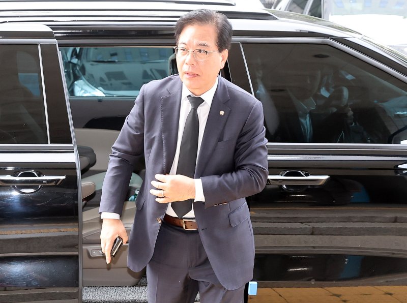 송언석 국민의힘 원내대표가 1일 서울 양천구 목동 서울남부지법에서 열린 '패스트트랙 사건' 1심 재판에 출석하고 있다. (공동취재) 2025..9.1/뉴스1 2025.9.1/뉴스1 ⓒ News1 김진환 기자