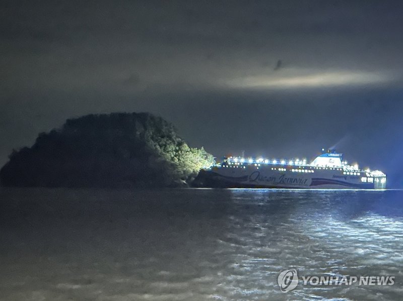 신안 장산도 해상서 좌초된 대형 여객선 (출처=연합뉴스)