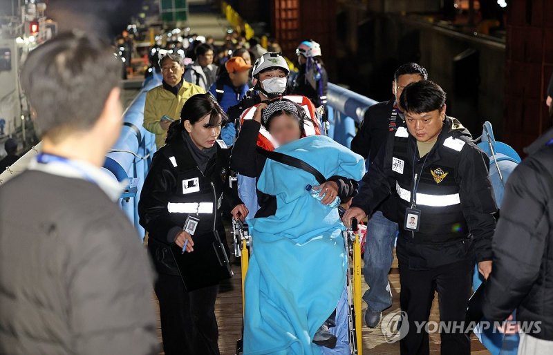 무사 구조된 퀸제누비아2호 탑승객들 (출처=연합뉴스)