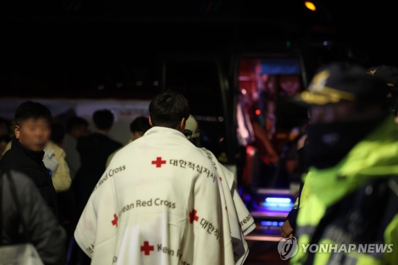 무사 구조된 퀸제누비아2호 탑승객들 (출처=연합뉴스)