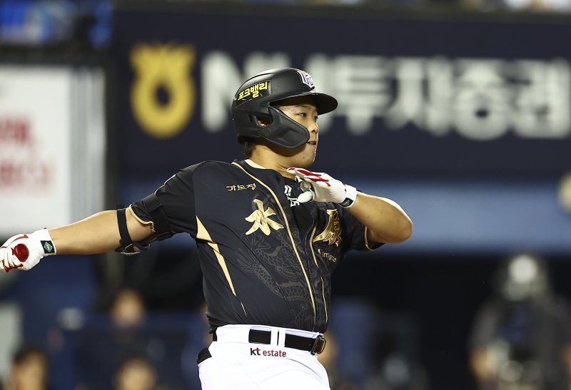 안치홍 풀고 11억 챙긴 2차 드래프트 승부수→강백호 초읽기, 손혁 단장 장난 아니네