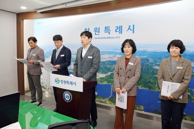 [창원=뉴시스] 강경국 기자 = 오재연 경남 창원보건소장이 20일 시청 프레스센터에서 창원보건소 정례브리핑을 하고 있다. (사진=창원시청 제공). 2025.11.20. photo@newsis.com *재판매 및 DB 금지