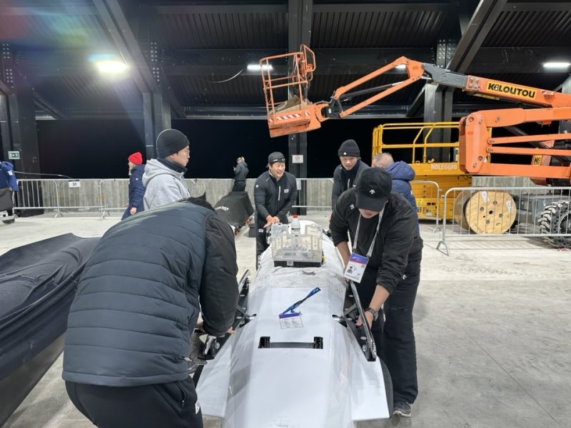 봅슬레이 정비하는 대표팀 (출처=연합뉴스)