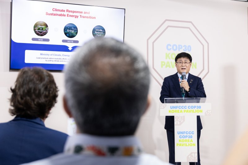 [서울=뉴시스] 이영환 기자 = 김성환 기후에너지환경부 장관이 지난 17일(현지시간) 브라질 벨렝에서 열리고 있는 제30차 유엔기후변화협약당사국총회(COP30) 부대행사로 열린 '기후·청정에너지 포럼'에 참석해 기조연설을 하고 있다. (사진=기후에너지환경부 제공)2025.11.18. photo@newsis.com *재판매 및 DB 금지