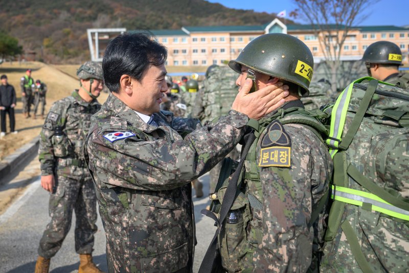 장병 격려하는 안규백 장관 (서울=연합뉴스) 안규백 국방부 장관이 20일 제35사단 신병교육대대를 방문해 장병들을 격려하고 있다. 2025.11.20 [국방부 제공. 재판매 및 DB 금지] photo@yna.co.kr (끝)