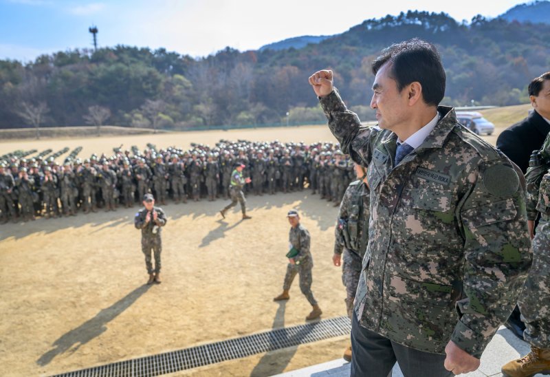 안규백 장관, 제35사단 신병교육대대 장병 격려 (서울=연합뉴스) 안규백 국방부 장관이 20일 제35사단 신병교육대대를 방문해 장병들을 격려하고 있다. 2025.11.20 [국방부 제공. 재판매 및 DB 금지] photo@yna.co.kr (끝)