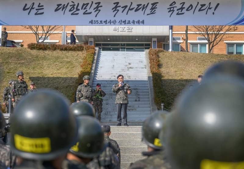안규백 장관, 제35사단 신병교육대대 장병 격려 (서울=연합뉴스) 안규백 국방부 장관이 20일 제35사단 신병교육대대를 방문해 장병들을 격려하고 있다. 2025.11.20 [국방부 제공. 재판매 및 DB 금지] photo@yna.co.kr (끝)