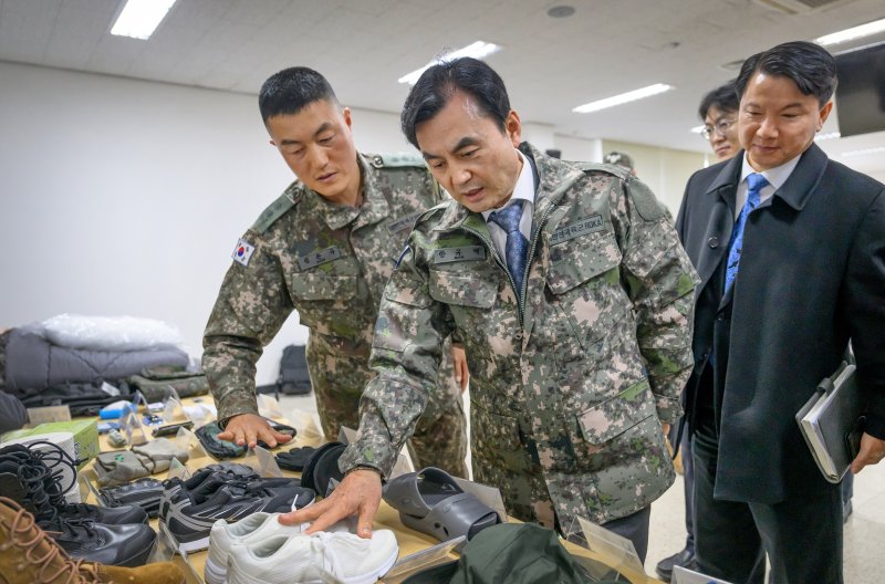 안규백 장관, 제35사단 신병교육대대 방문 (서울=연합뉴스) 안규백 국방부 장관이 20일 제35사단 신병교육대대를 방문해 교육훈련 현장을 확인하고 있다. 2025.11.20 [국방부 제공. 재판매 및 DB 금지] photo@yna.co.kr (끝)