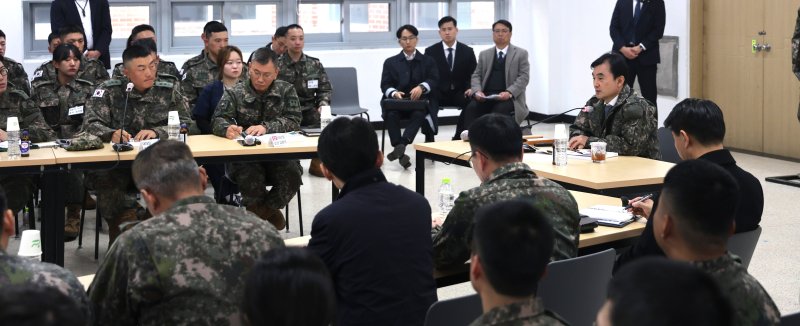 안규백 국방부 장관이 20일 제35사단 신병교육대대를 방문해 교육훈련 현장을 확인하고 있다. 국방부 제공