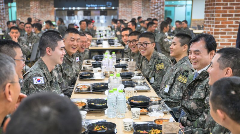 안규백 국방부 장관이 20일 제35사단 신병교육대대를 방문해 장병들을 격려하고 있다. 국방부 제공