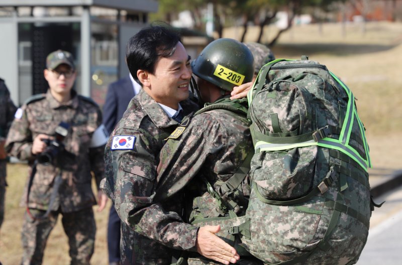 안규백 국방부 장관이 20일 제35사단 신병교육대대를 방문해 장병들을 격려하고 있다. 국방부 제공