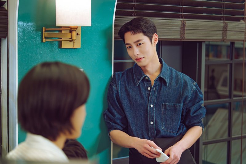 무심한듯 다정한 이재욱…'마지막 썸머' 17년 우정의 설렘 일으켰다