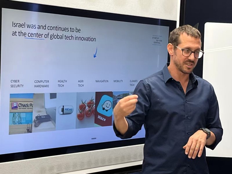 이스라엘의 스타트업 및 창업을 지원하는 공공기관인 스타트업네이션센트럴(SNC)의 아론 투르카스파 글로벌담당 이사가 이스라엘의 창업 생태계와 지원 정책 등에 대해 설명하고 있다. 사진=이석우 기자