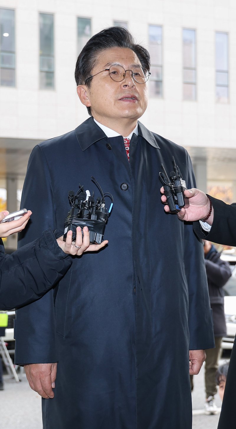 자유와혁신 황교안 대표가 1심 선고 공판에 참석하기 위해 남부지법에 들어서면서 취재진의 질문에 답하고 있다.연합뉴스