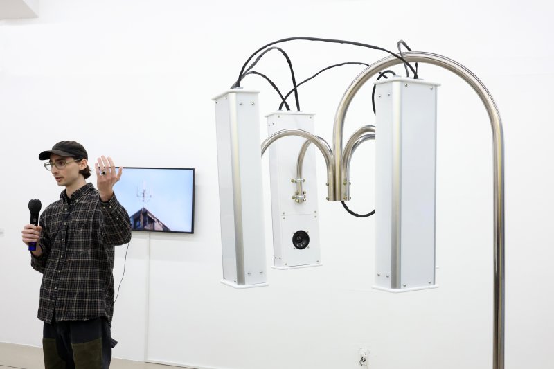 지난 19일 서울 종로구 아르코미술관에서 진행된 아르코 예술창작실 작가전 '인 시투(In Situ)' 기자간담회에서 작가 크리스티앙 슈바르츠가 본인 작품을 설명하고 있다 뉴시스 연합뉴스