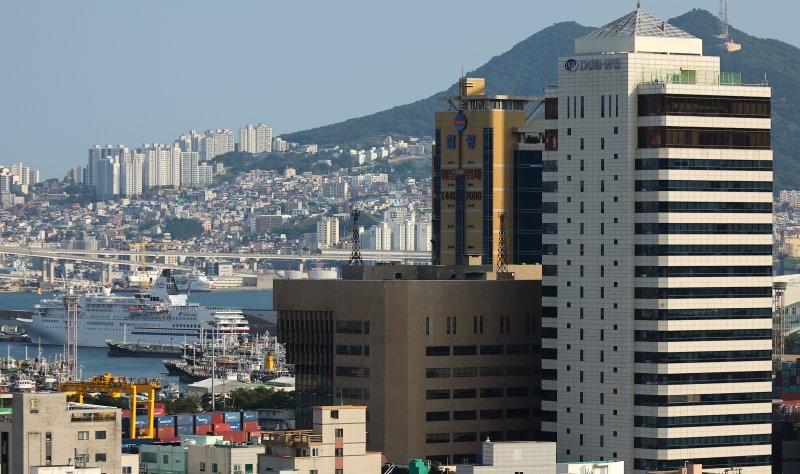 오는 10일부터 해양수산부가 부산에서 공식 업무를 시작한다. 부산 임시청사로 임차한 본관 IM빌딩(오른쪽 흰색건물)과 별관 협성타워(왼쪽) 모습. 연합뉴스