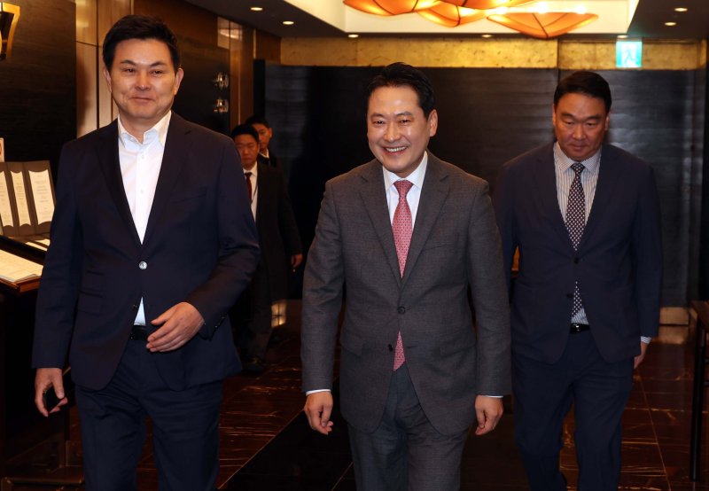 [서울=뉴시스] 조성봉 기자= 장동혁 국민의힘 대표가 지난 19일 오후 서울 여의도의 한 식당에서 열린 중진의원 모임에 참석하고 있다. 왼쪽부터 김태호 의원, 장 대표, 정희용 사무총장. 2025.11.19. suncho21@newsis.com