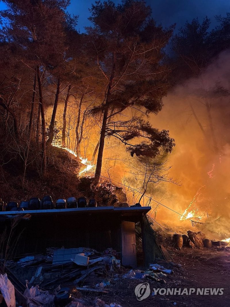 인제 기린면 산불…진화 중 (출처=연합뉴스)