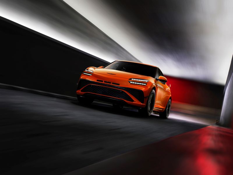 제네시스가 20일(현지시간) 프랑스 남부 르 카스텔레 지역에 위치한 폴 리카르 서킷에서 '마그마 월드 프리미어' 행사를 개최한 가운데 공개한 브랜드 최초의 고성능 모델 'GV60 마그마'의 모습. 사진=현대차그룹 제공