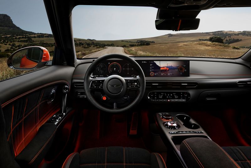 제네시스가 20일(현지시간) 프랑스 남부 르 카스텔레 지역에 위치한 폴 리카르 서킷에서 '마그마 월드 프리미어' 행사를 개최한 가운데 공개한 브랜드 최초의 고성능 모델 'GV60 마그마'의 내부 모습. 사진=현대차그룹 제공