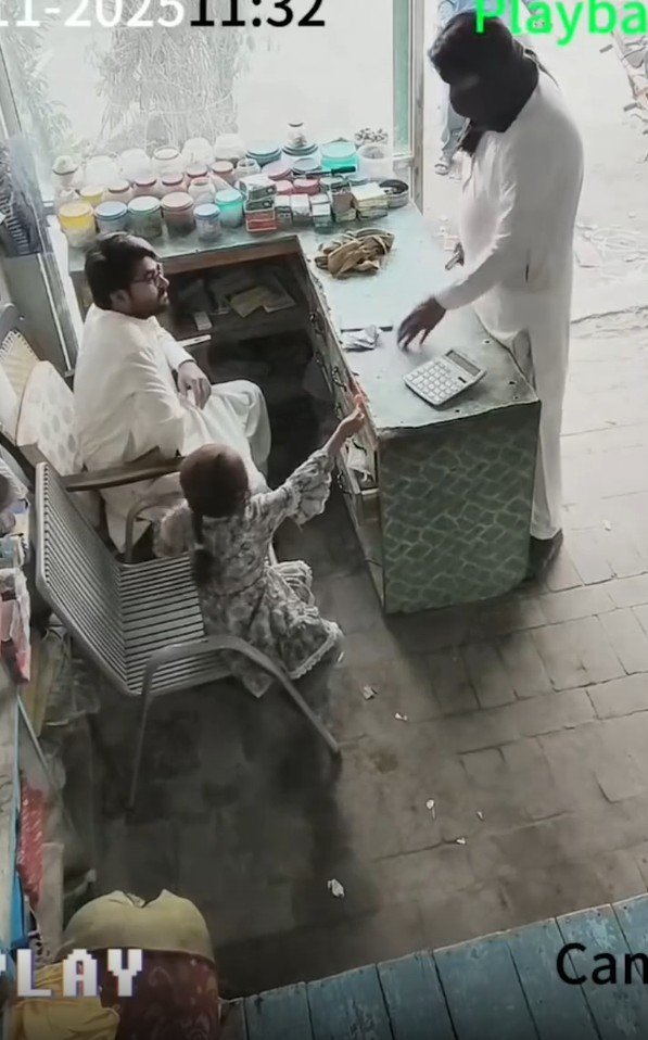 아이 막대사탕이 총 든 강도 녹였다…기적 같은 순간