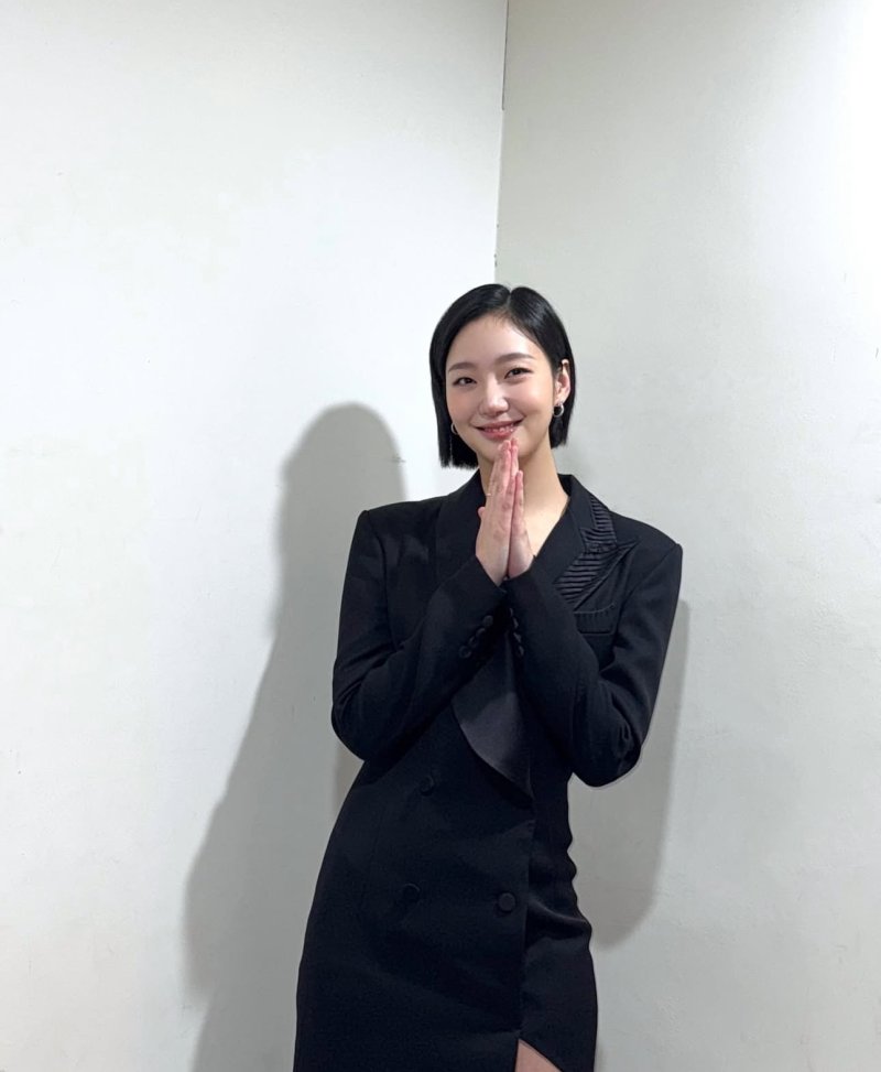 김고은 숏컷·블랙 정장 완벽 소화…수줍은 미소