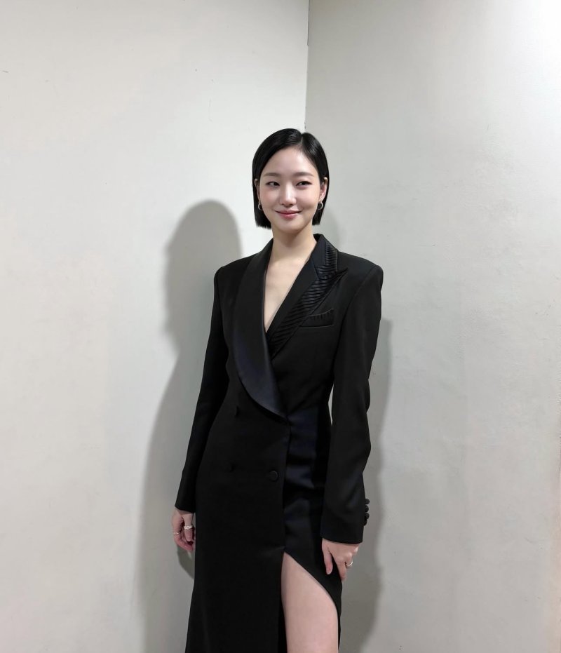 김고은 숏컷·블랙 정장 완벽 소화…수줍은 미소
