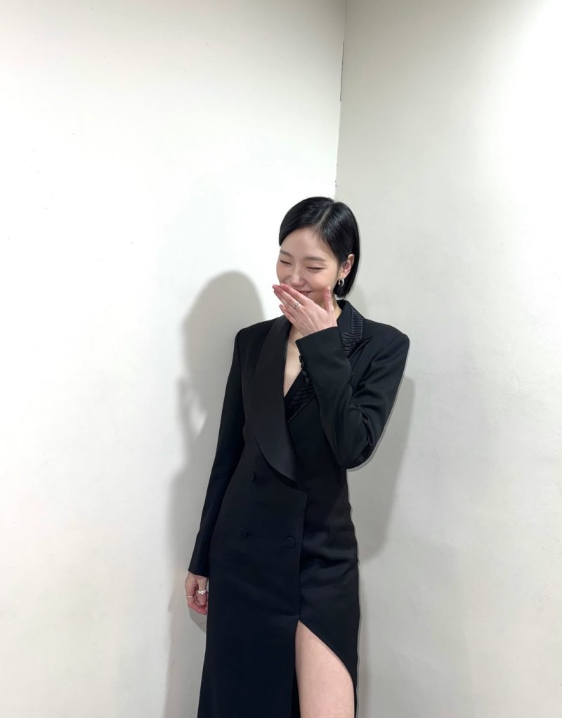 김고은 숏컷·블랙 정장 완벽 소화…수줍은 미소