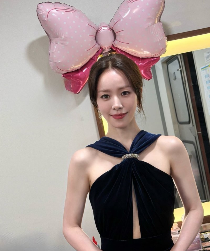 한지민 벨벳 드레스도 어울려…뚜렷 이목구비