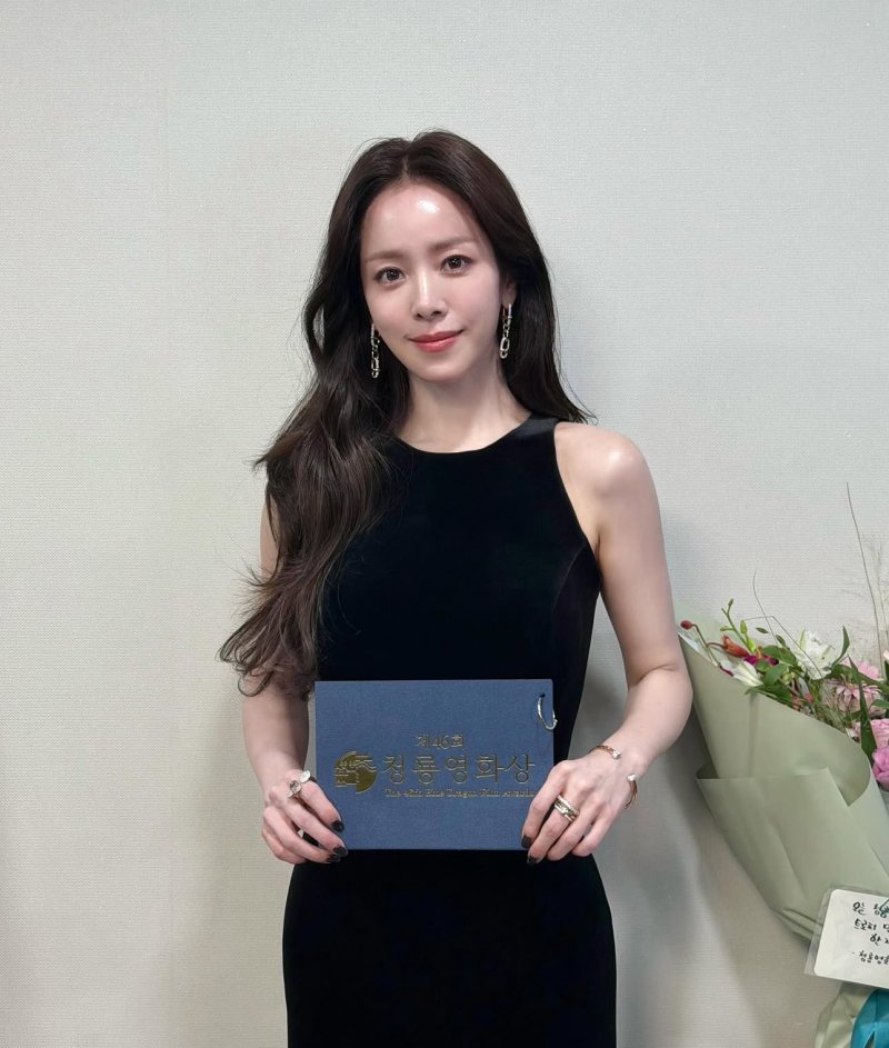 한지민 벨벳 드레스도 어울려…뚜렷 이목구비