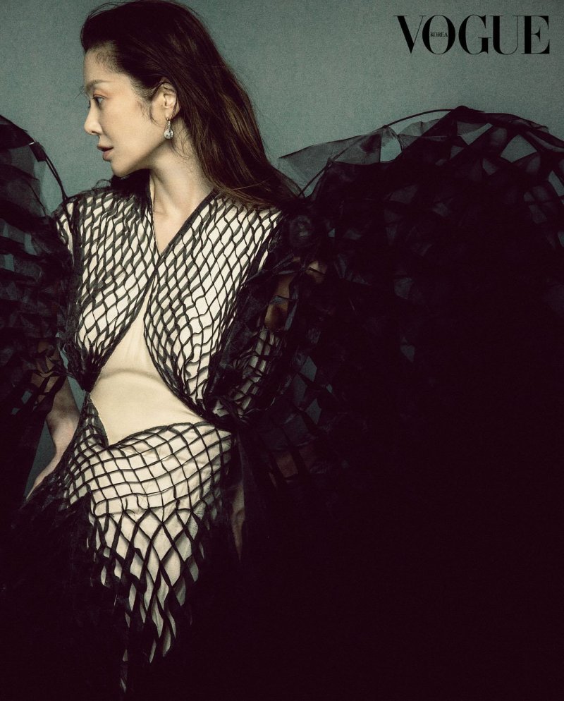 54세 고현정, 오프숄더부터 그물 드레스까지…화보 장인 포스