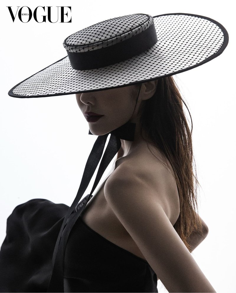 54세 고현정, 오프숄더부터 그물 드레스까지…화보 장인 포스