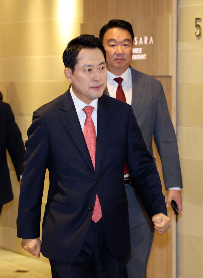 장동혁 국민의힘 대표가 지난 20일 3선 의원들과의 오찬 회동을 위해 서울 여의도의 한 식당으로 들어서고 있다. 뉴스1