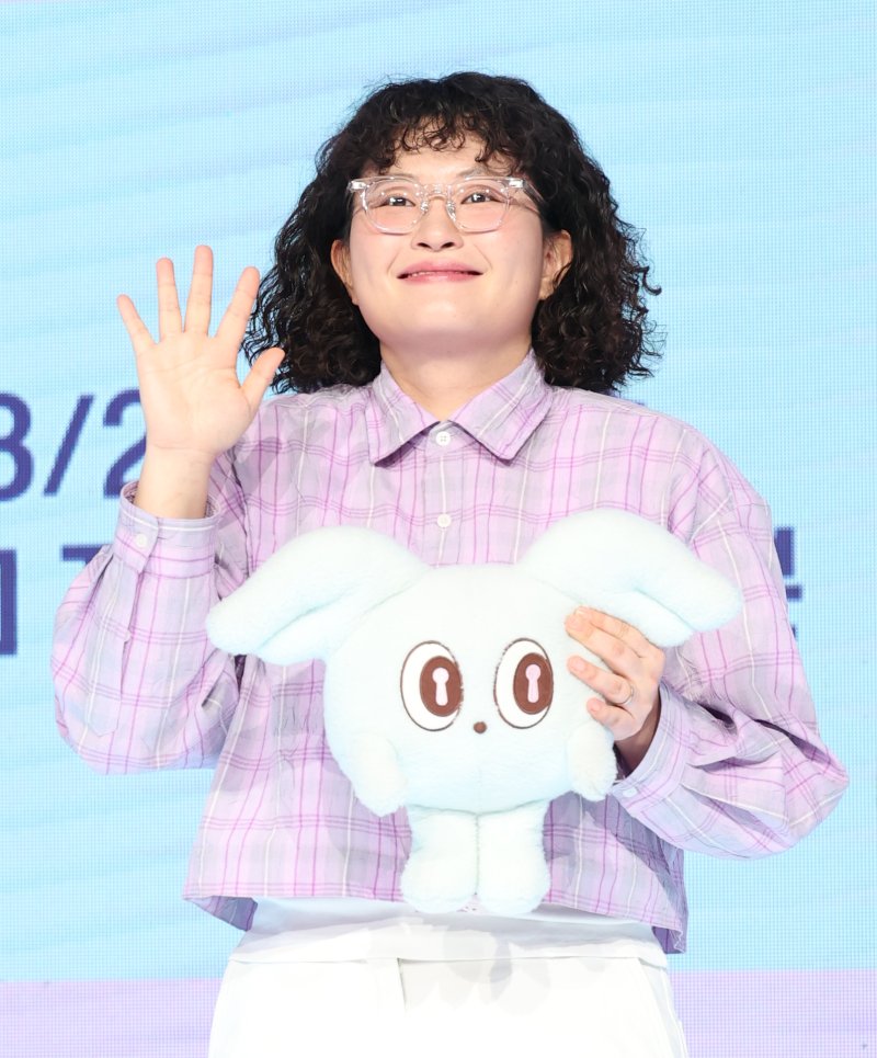 "지하 6평 3명 근무 심했다"…원지, 열악한 처우 논란 사과에도 시끌 [N이슈]